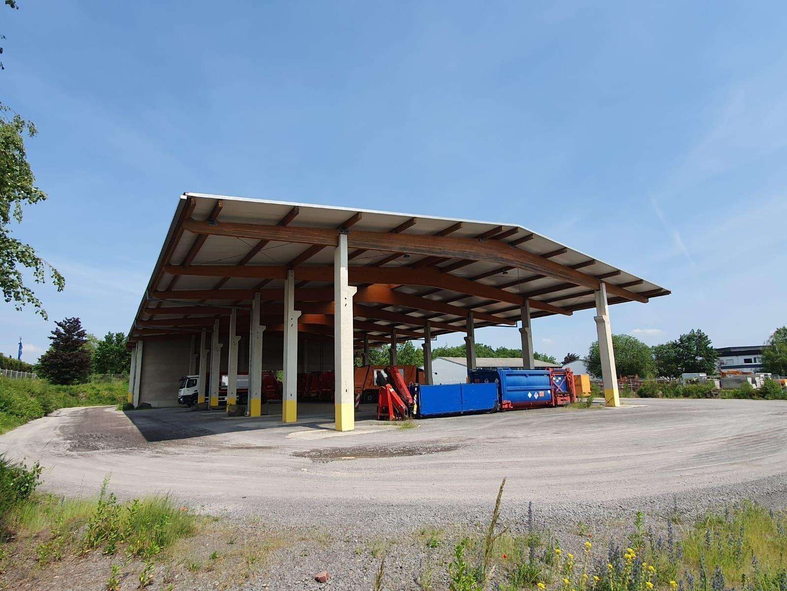 OFFENE HALLE (51 m x 28 m) mit gro&szlig;em Freigel&auml;nde